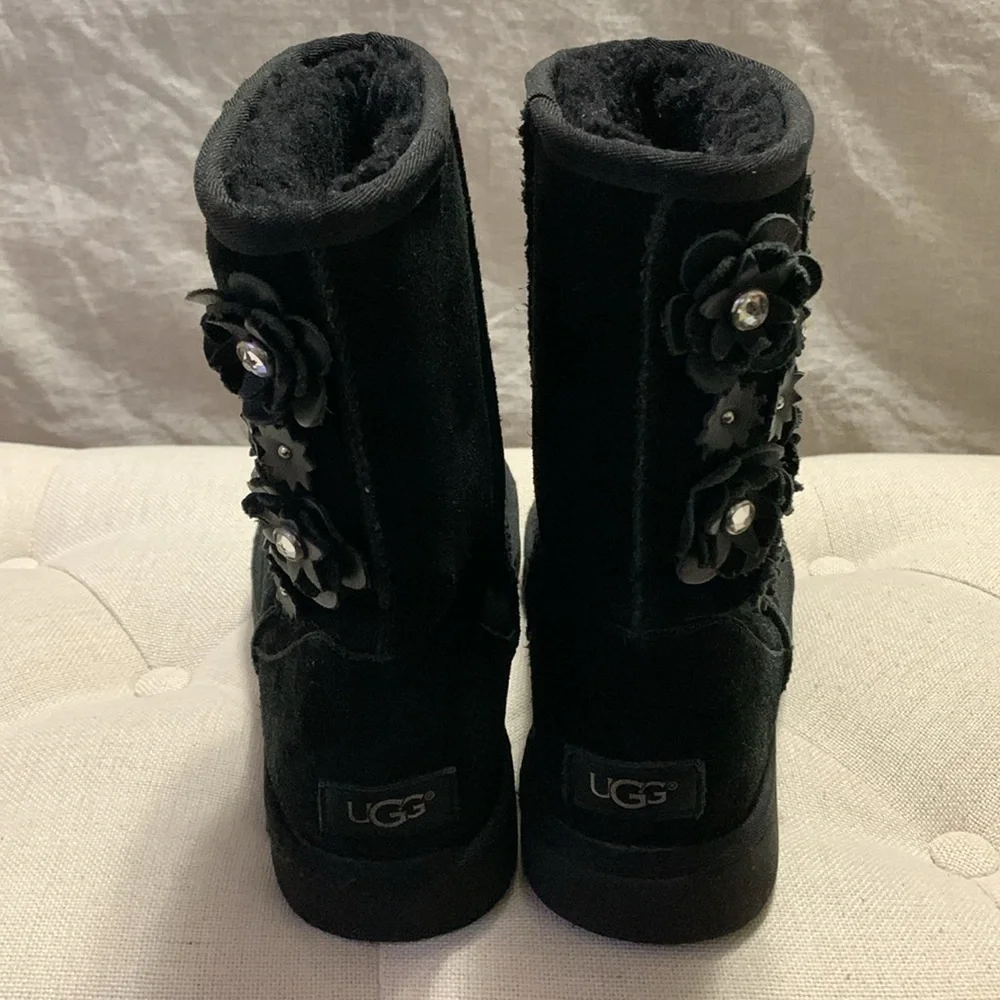 UGG WOMEN’S CLASSIC SHORT PETAL BLACK BOOTS SZ 10 WITCHY ACADEMIA ARTSY